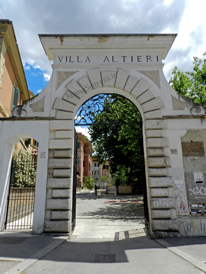 portale di villa altieri