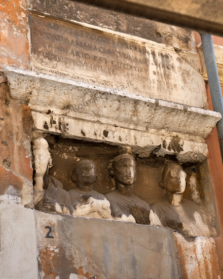 stele funeraria sulla casa di lorenzo manilio