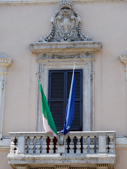 balcone con stemma a palazzo cerri