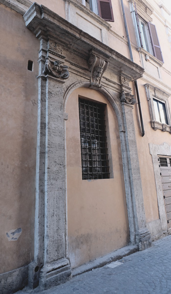 portale di palazzo costaguti su via della reginella