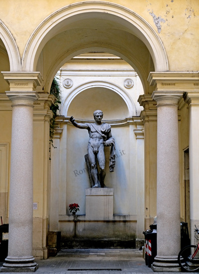 statua di pompeo a via del monte della farina