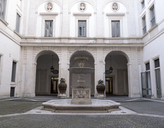 cortile con fontana del monte di pietà