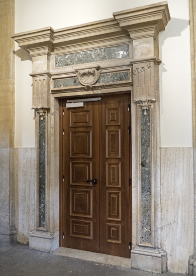 porta nel palazzo del monte di pietà