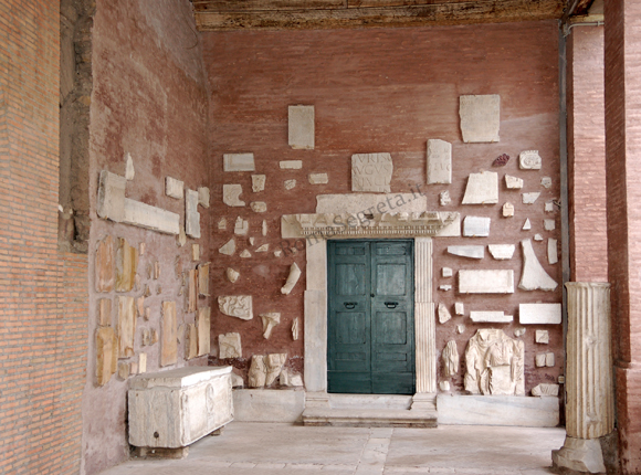 reperti archeologici sotto il portico della chiesa di s.saba