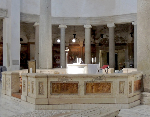 recinto ottagonale con altare