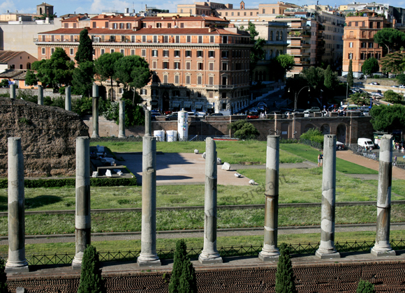 colonne del tempio di venere e roma