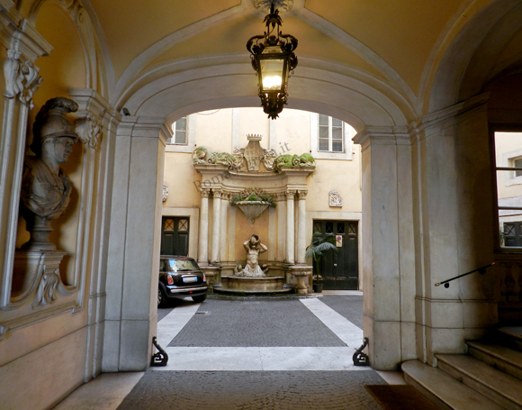 cortile con fontana del tritone