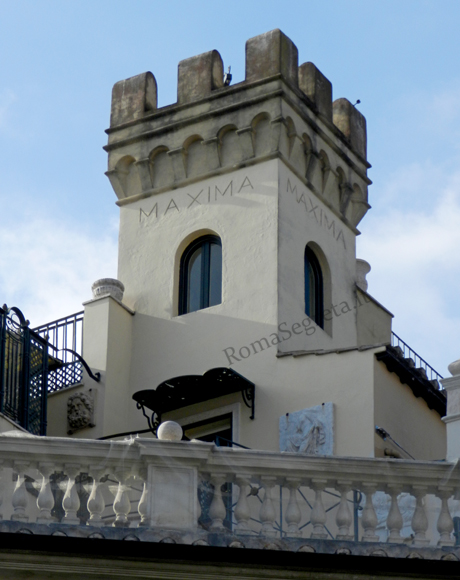 torre con scritta maxima