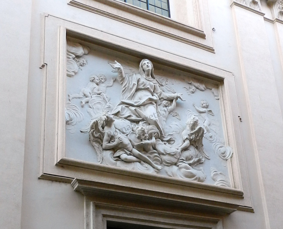 rilievo dell'assunta sul portale di s.maria dell'umiltà