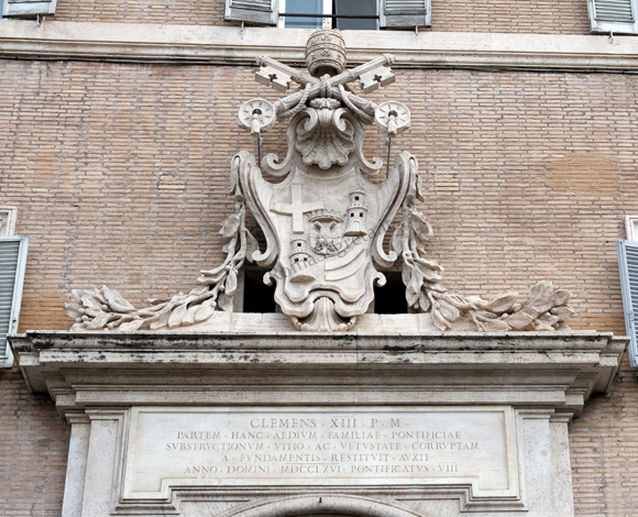 stemma di clemente XIII a via della dataria