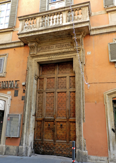 portale di palazzo pizzirani a via di torre argentina