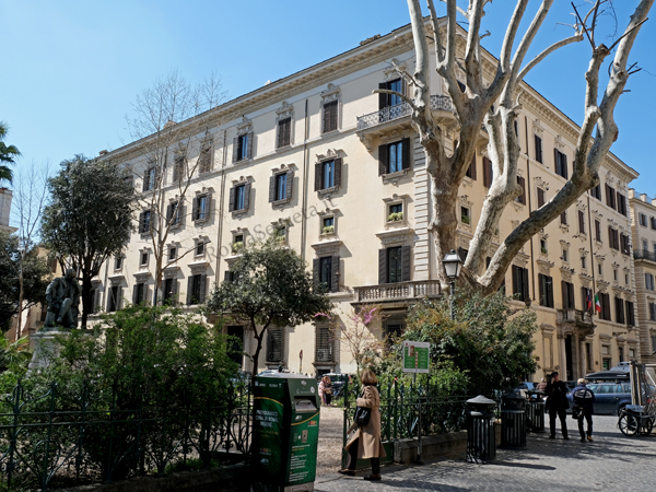 Vedi su Google Maps piazza cairoli benedetto