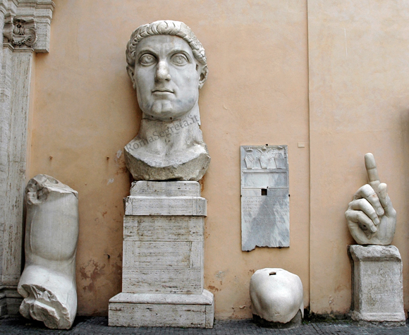parti della statua di costantino