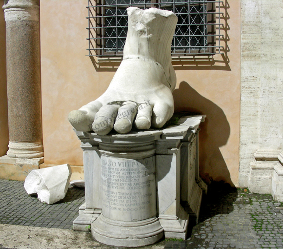 piede sinistro della statua di costantino