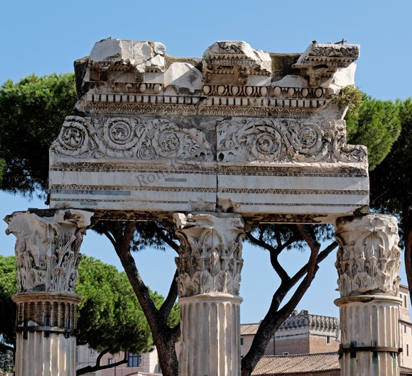 trabeazione delle colonne del foro di cesare
