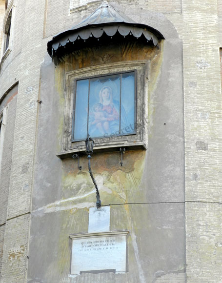 edicola con la madonna delle grazie