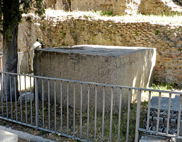 basamento dell'obelisco sallustiano al campidoglio