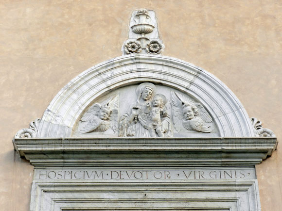 lunetta sul portale dell'ospedale della consolazione