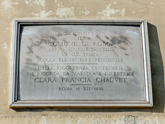lapide sulla facciata del palazzetto della porta