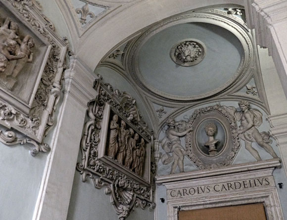 iscrizioni su porta di palazzo cardelli