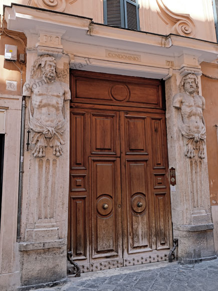 palazzo dei telamoni su via della croce