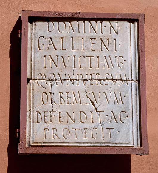 lapide all'interno di palazzo maccarani odescalchi