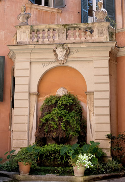 fontana nel cortile di palazzo maccarani odescalchi