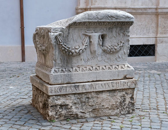 sarcofago romano in piazza in campo marzio
