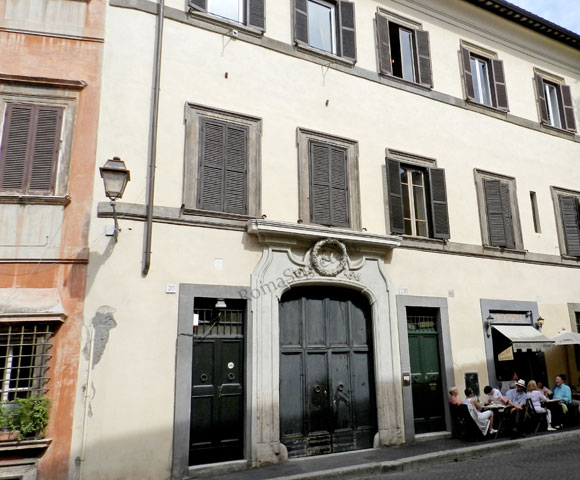palazzetto del 700 a piazza margana