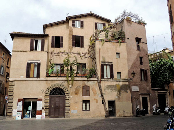 Vedi su Google Maps piazza margana