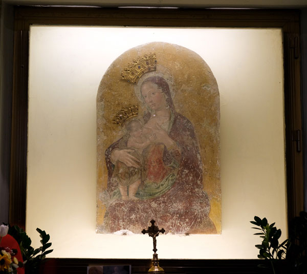 madonna del latte con bambino nella chiesa di santa maria annunziata