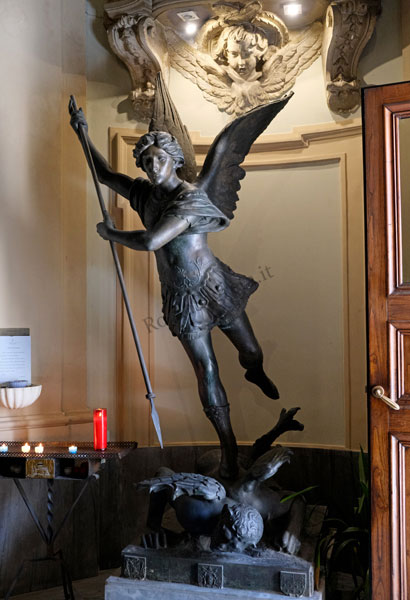 san michele arcangelo in lotta con lucifero
