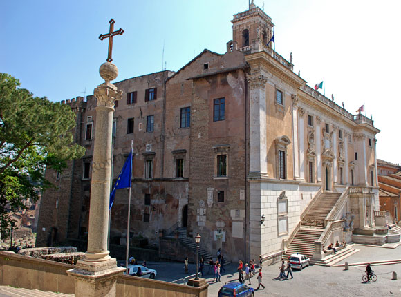 colonna sulla scalinata del convento di santa maria in aracoeli