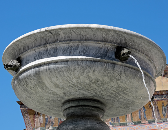 teste di lupo sulla fontana di piazza di santa maria in trastevere