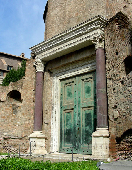 portale del tempio di romolo