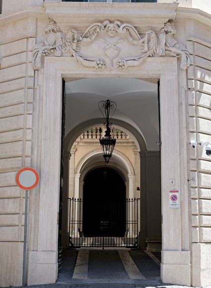 portale di palazzo muti bussi su via d'aracoeli