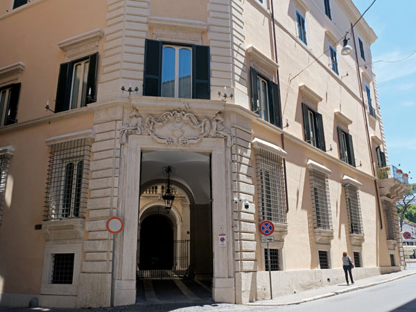 Vedi su Google Maps palazzo muti bussi su via d'aracoeli