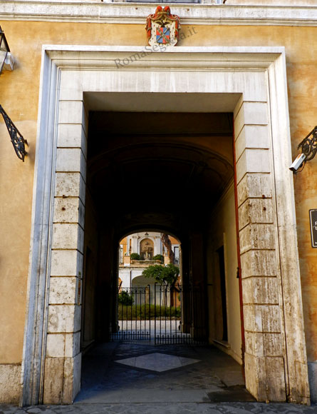 portale di palazzo nunez torlonia a via bocca di leone