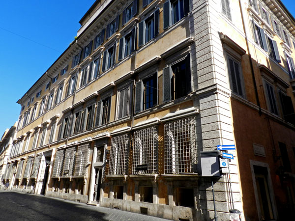 Vedi su Google Maps palazzo nunez torlonia a via bocca di leone