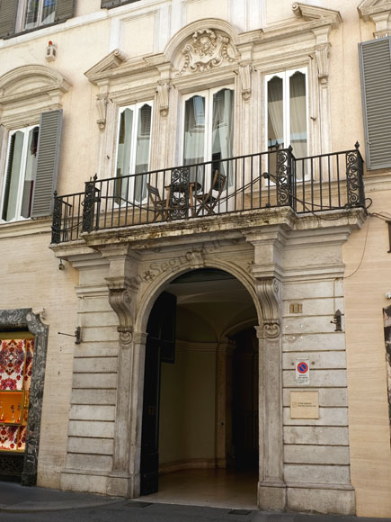 portale di palazzo maruscelli lepri a via dei condotti