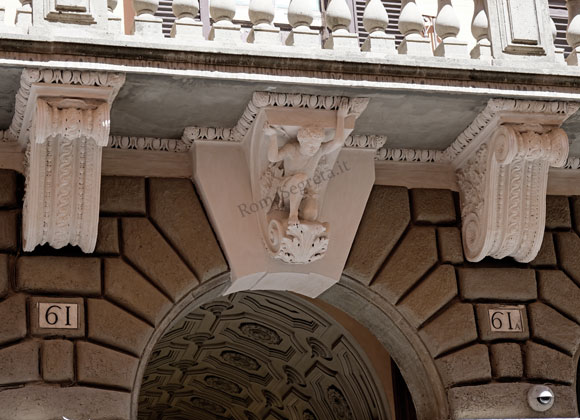 telamone su palazzo della porta negroni caffarelli a via dei condotti