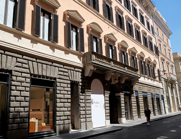 palazzo della porta negroni caffarelli a via dei condotti