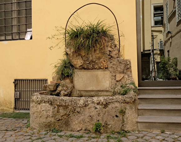 fontana nel cortile a via dei prefetti