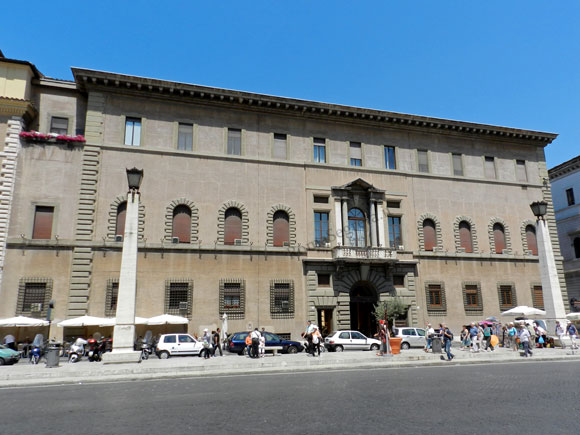 palazzo dei convertendi su via della conciliazione