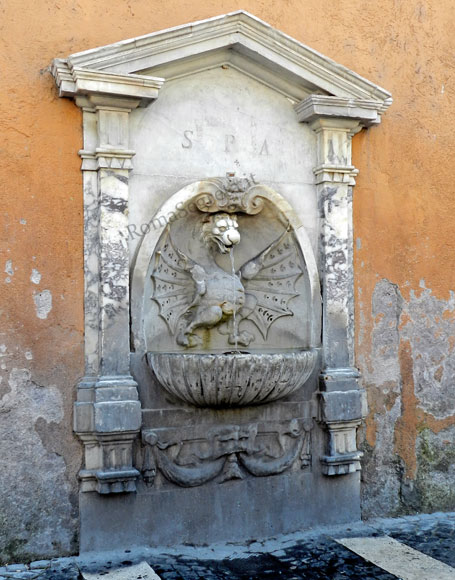 fontana di sinistra di palazzo dei penitenzieri