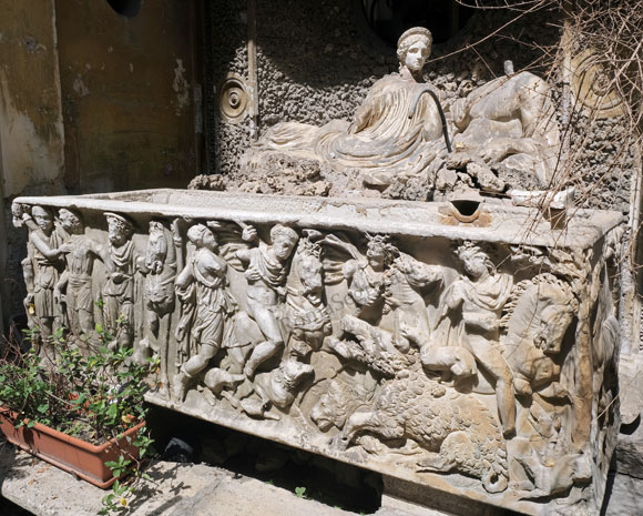 sarcofago nel cortile di palazzo poniatowsky