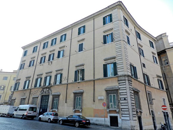 palazzo muti bussi su via di san venanzio