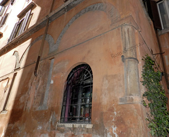 colonne su vicolo margana