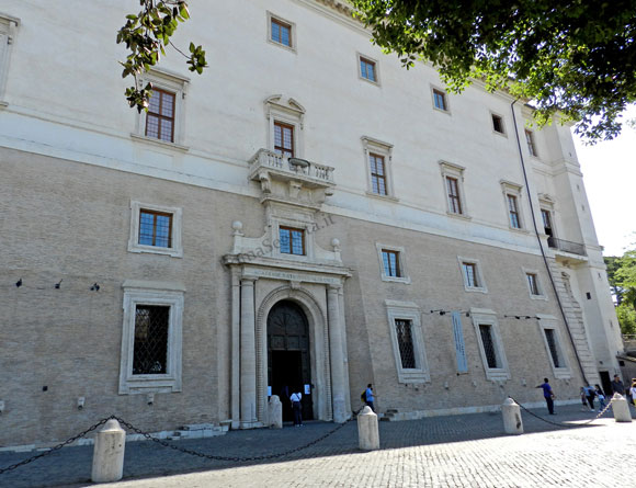 facciata esterna di villa medici