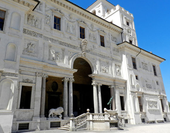 loggia dei leoni di villa medici